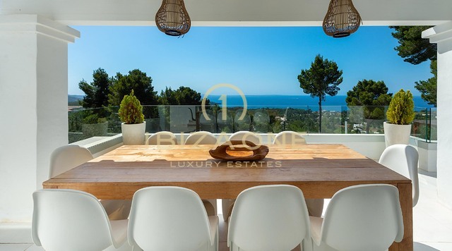 Neu renovierte Luxusvilla mit atemberaubendem Panoramablick aufs Meer, absoluter Privatsphäre, Pool und Whirlpool zu verkaufen in Es Cubells, Ibiza