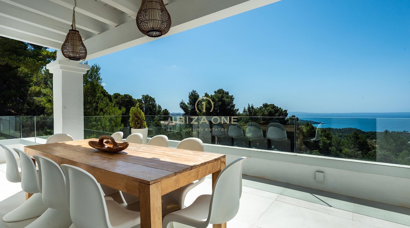 Neu renovierte Luxusvilla mit atemberaubendem Panoramablick aufs Meer, absoluter Privatsphäre, Pool und Whirlpool zu verkaufen in Es Cubells, Ibiza