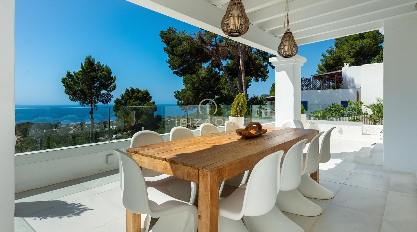 Neu renovierte Luxusvilla mit atemberaubendem Panoramablick aufs Meer, absoluter Privatsphäre, Pool und Whirlpool zu verkaufen in Es Cubells, Ibiza