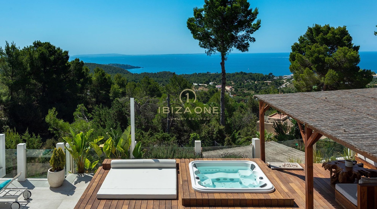 Neu renovierte Luxusvilla mit atemberaubendem Panoramablick aufs Meer, absoluter Privatsphäre, Pool und Whirlpool zu verkaufen in Es Cubells, Ibiza