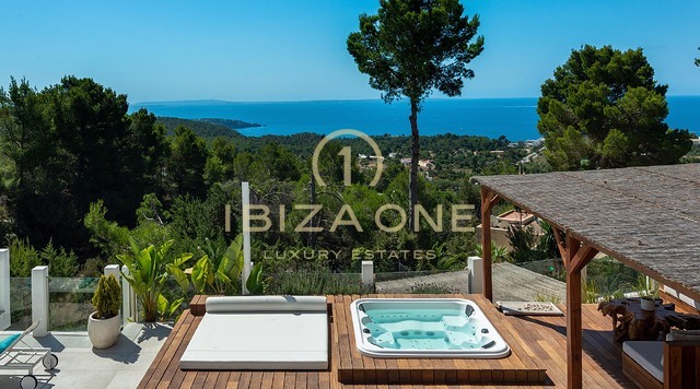 Neu renovierte Luxusvilla mit atemberaubendem Panoramablick aufs Meer, absoluter Privatsphäre, Pool und Whirlpool zu verkaufen in Es Cubells, Ibiza