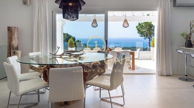 Neu renovierte Luxusvilla mit atemberaubendem Panoramablick aufs Meer, absoluter Privatsphäre, Pool und Whirlpool zu verkaufen in Es Cubells, Ibiza