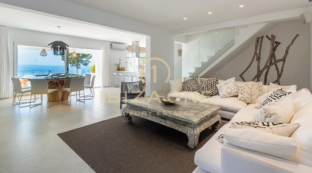 Villa de luxe récemment rénovée avec vue panoramique imprenable sur la mer, intimité totale, piscine et jacuzzi à vendre à Es Cubells, Ibiza