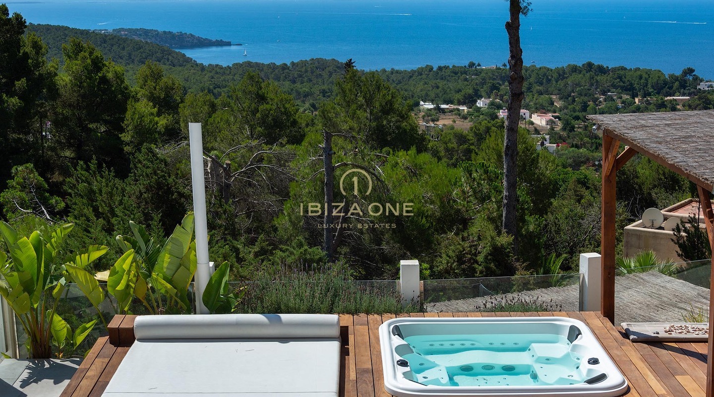 Recent gerenoveerde luxe villa met adembenemend panoramisch uitzicht op zee, volledige privacy, zwembad en jacuzzi te koop in Es Cubells, Ibiza