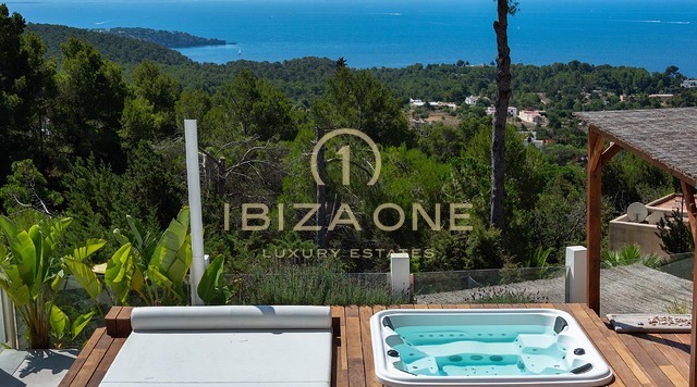 Villa de lujo recién reformada con impresionantes vistas panorámicas al mar, total privacidad, piscina y jacuzzi en venta en Es Cubells, Ibiza.