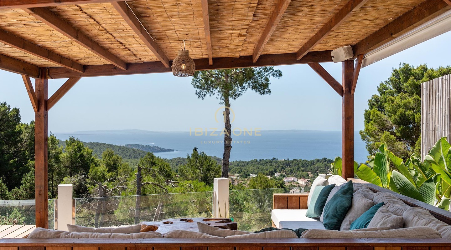 Recent gerenoveerde luxe villa met adembenemend panoramisch uitzicht op zee, volledige privacy, zwembad en jacuzzi te koop in Es Cubells, Ibiza