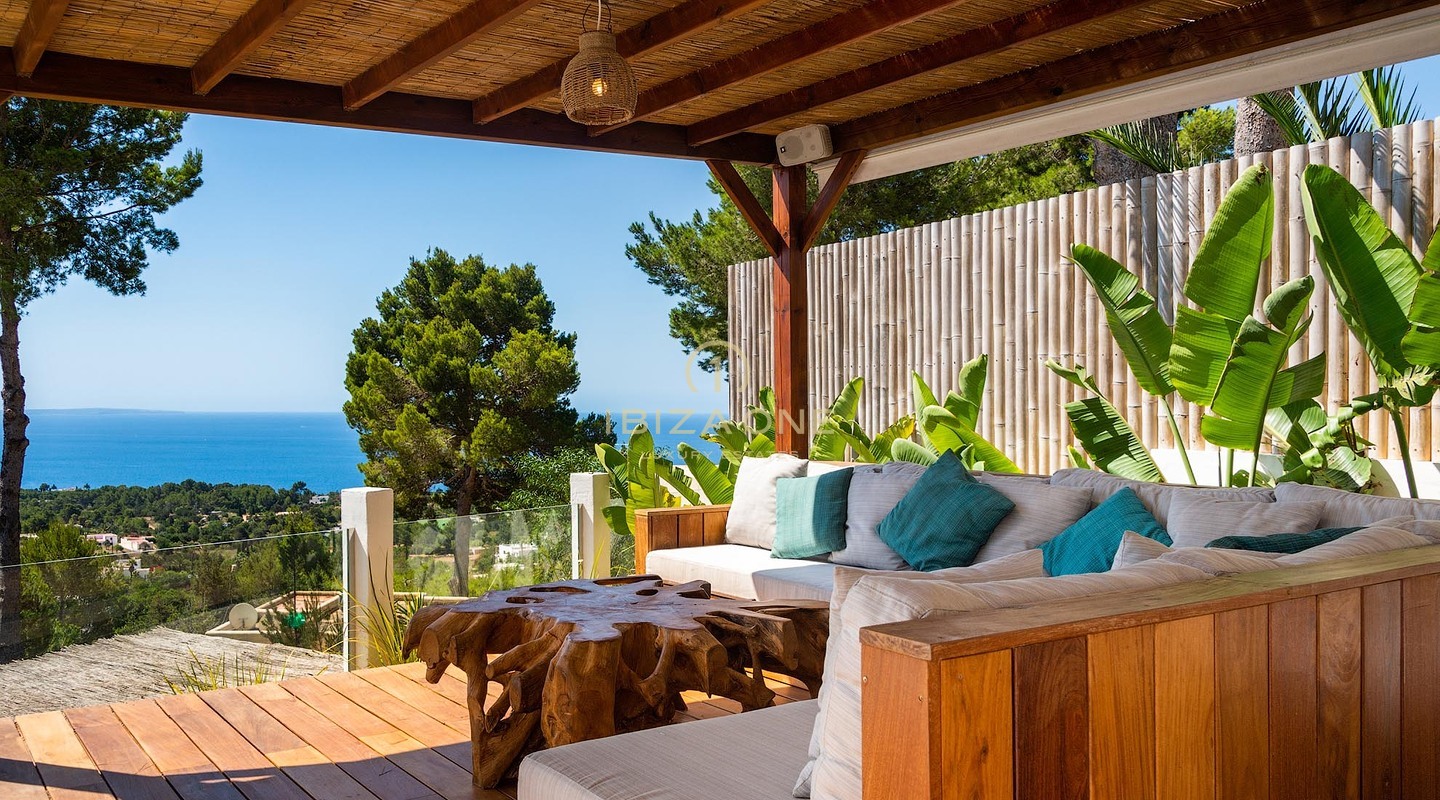 Recent gerenoveerde luxe villa met adembenemend panoramisch uitzicht op zee, volledige privacy, zwembad en jacuzzi te koop in Es Cubells, Ibiza