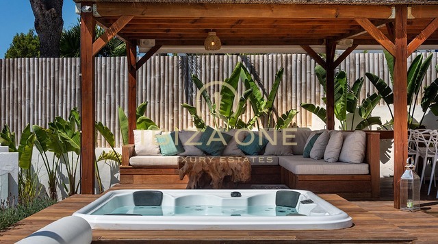 Recent gerenoveerde luxe villa met adembenemend panoramisch uitzicht op zee, volledige privacy, zwembad en jacuzzi te koop in Es Cubells, Ibiza