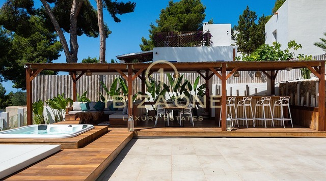 Villa de luxe récemment rénovée avec vue panoramique imprenable sur la mer, intimité totale, piscine et jacuzzi à vendre à Es Cubells, Ibiza