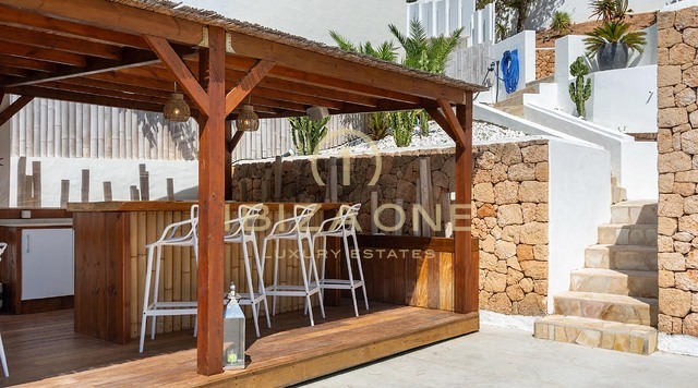 Neu renovierte Luxusvilla mit atemberaubendem Panoramablick aufs Meer, absoluter Privatsphäre, Pool und Whirlpool zu verkaufen in Es Cubells, Ibiza