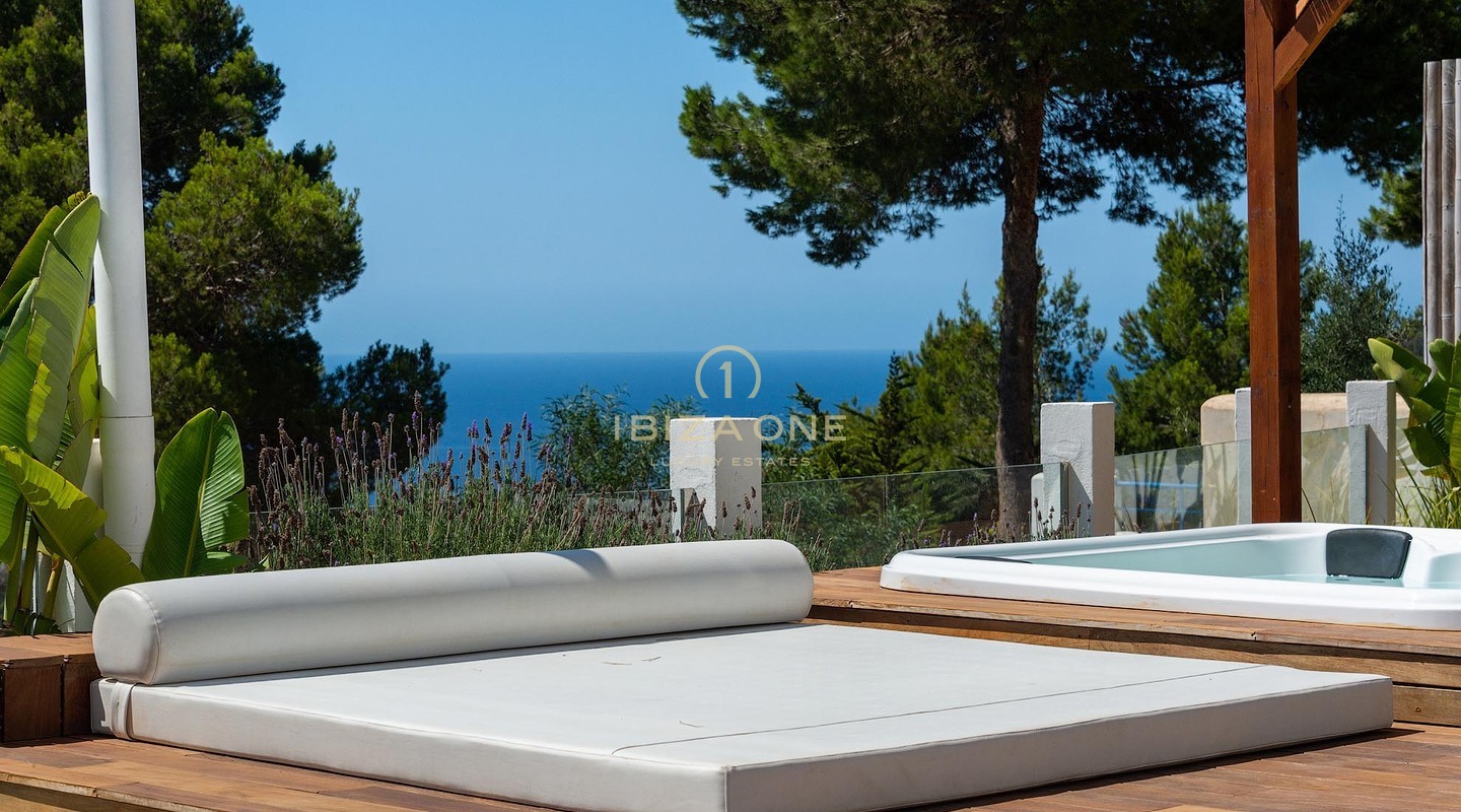 Recent gerenoveerde luxe villa met adembenemend panoramisch uitzicht op zee, volledige privacy, zwembad en jacuzzi te koop in Es Cubells, Ibiza