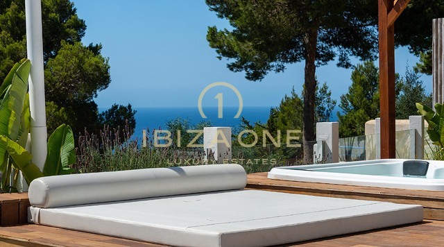 Neu renovierte Luxusvilla mit atemberaubendem Panoramablick aufs Meer, absoluter Privatsphäre, Pool und Whirlpool zu verkaufen in Es Cubells, Ibiza