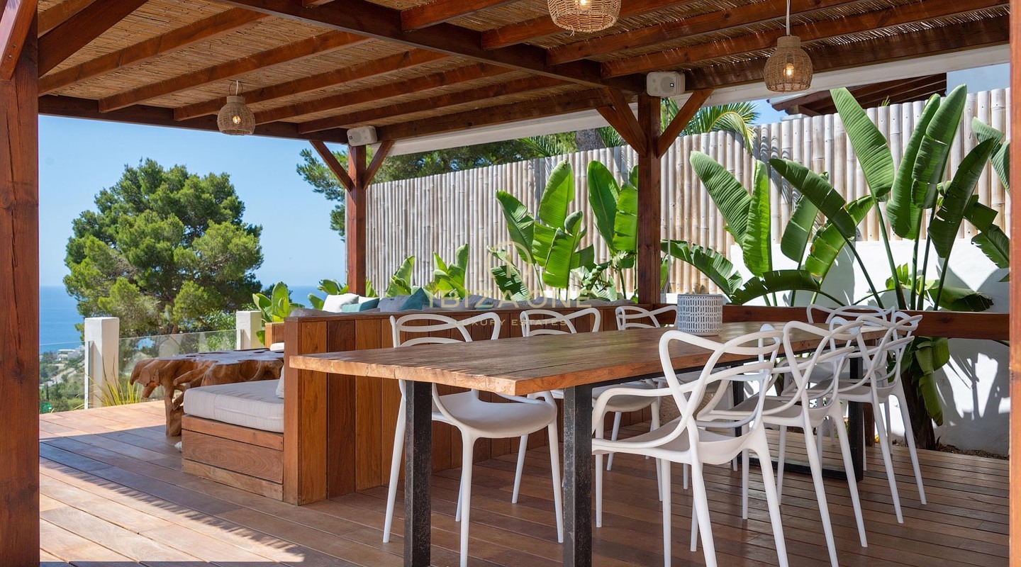 Villa de lujo recién reformada con impresionantes vistas panorámicas al mar, total privacidad, piscina y jacuzzi en venta en Es Cubells, Ibiza.