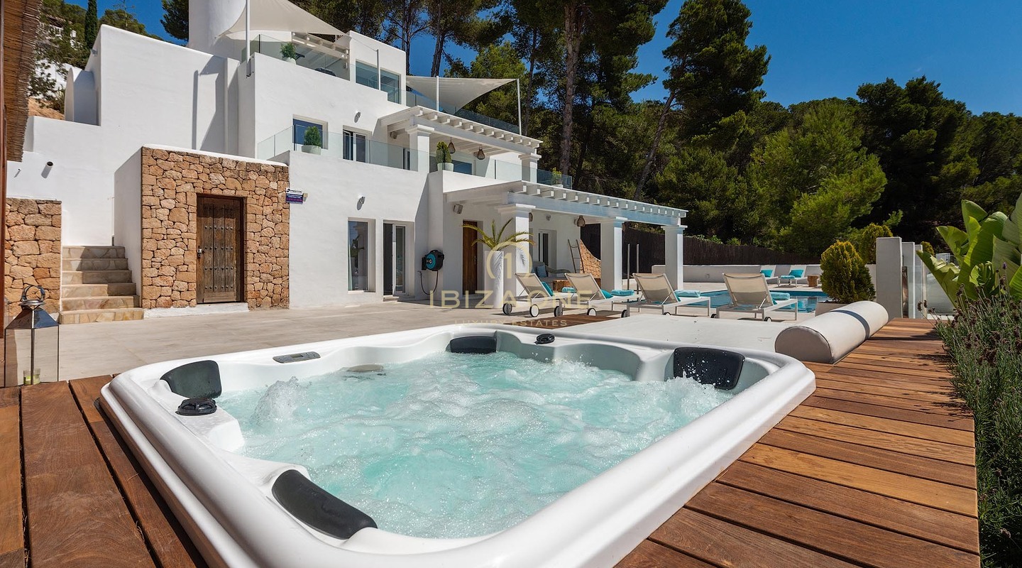 Villa di lusso recentemente ristrutturata con vista panoramica mozzafiato sul mare, totale privacy, piscina e jacuzzi in vendita a Es Cubells, Ibiza.