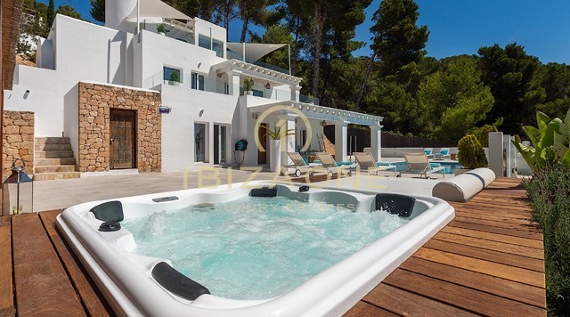 Neu renovierte Luxusvilla mit atemberaubendem Panoramablick aufs Meer, absoluter Privatsphäre, Pool und Whirlpool zu verkaufen in Es Cubells, Ibiza