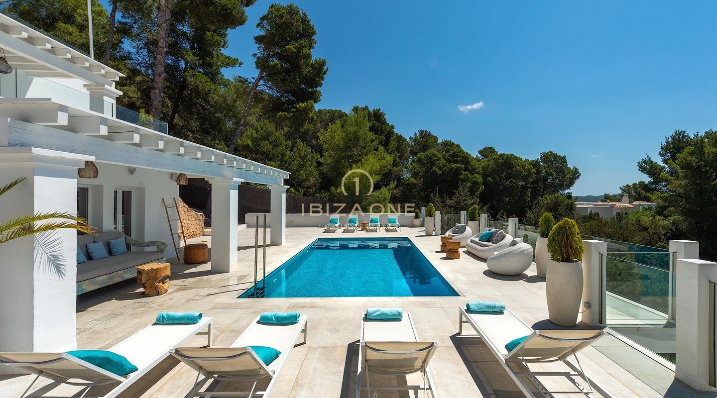 Neu renovierte Luxusvilla mit atemberaubendem Panoramablick aufs Meer, absoluter Privatsphäre, Pool und Whirlpool zu verkaufen in Es Cubells, Ibiza