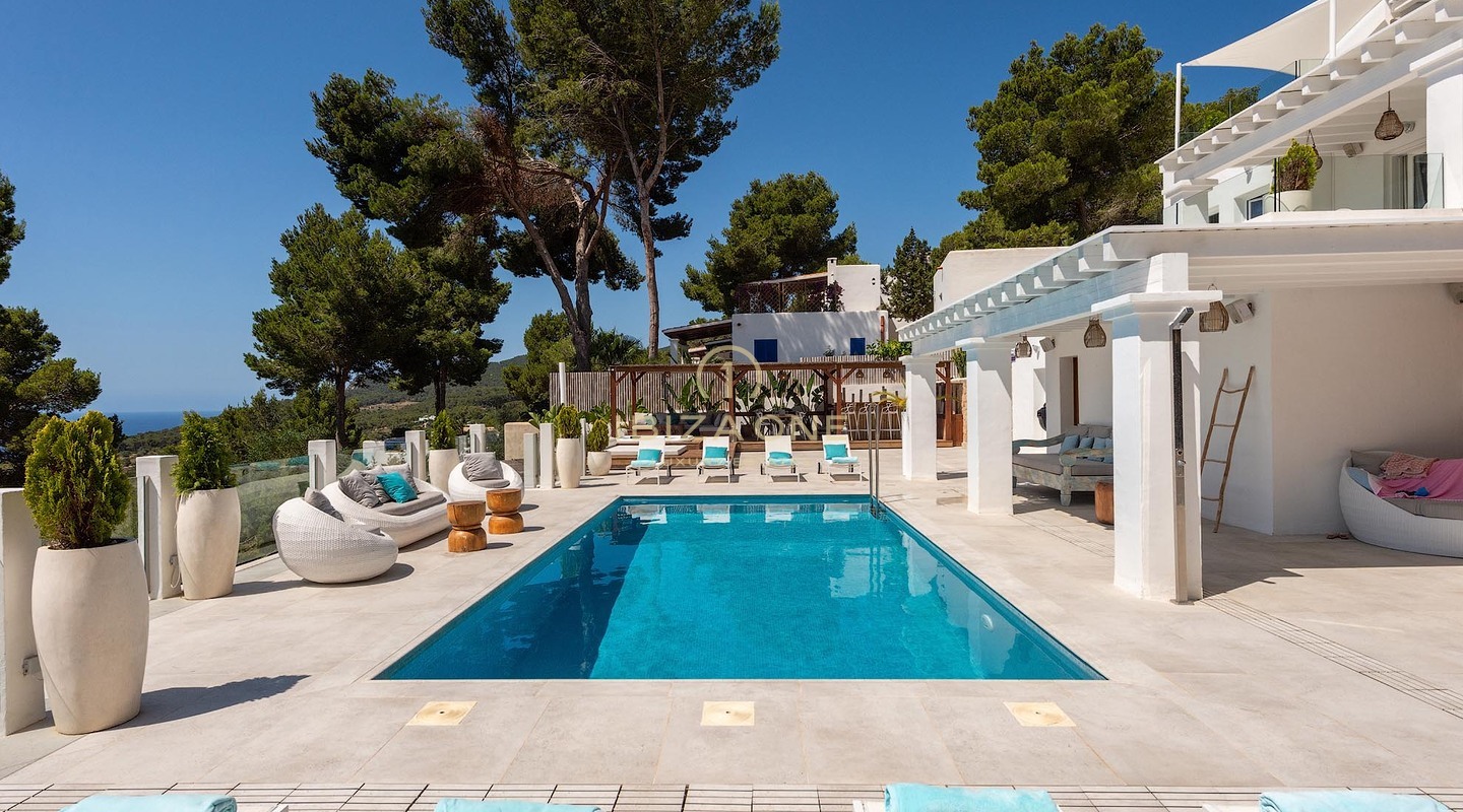 Recent gerenoveerde luxe villa met adembenemend panoramisch uitzicht op zee, volledige privacy, zwembad en jacuzzi te koop in Es Cubells, Ibiza