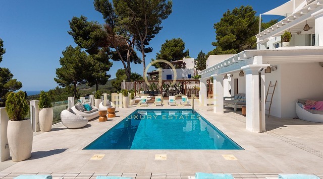 Villa de lujo recién reformada con impresionantes vistas panorámicas al mar, total privacidad, piscina y jacuzzi en venta en Es Cubells, Ibiza.