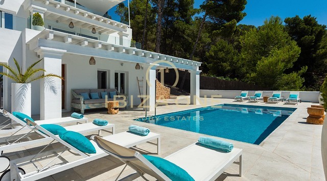 Neu renovierte Luxusvilla mit atemberaubendem Panoramablick aufs Meer, absoluter Privatsphäre, Pool und Whirlpool zu verkaufen in Es Cubells, Ibiza