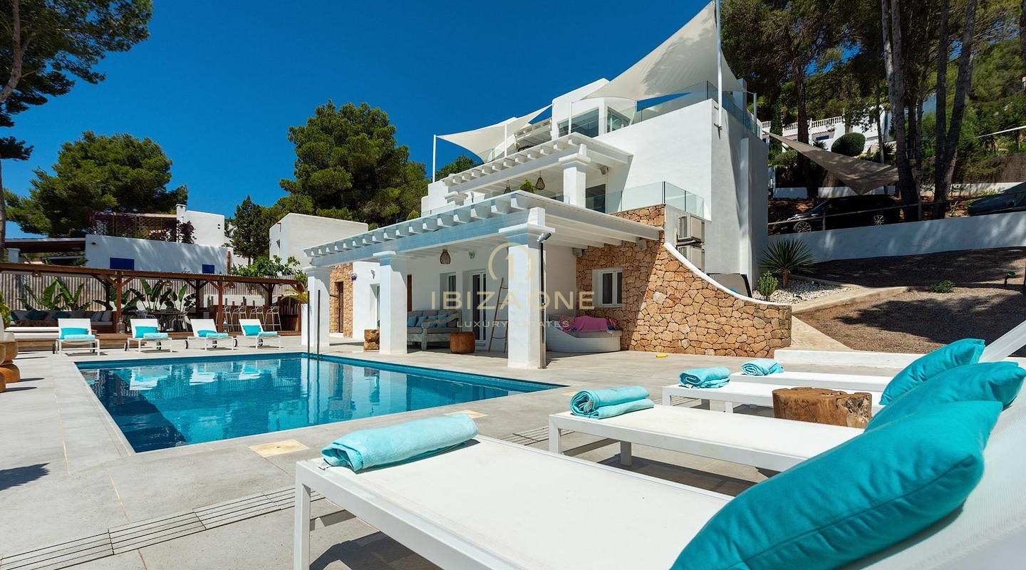 Neu renovierte Luxusvilla mit atemberaubendem Panoramablick aufs Meer, absoluter Privatsphäre, Pool und Whirlpool zu verkaufen in Es Cubells, Ibiza