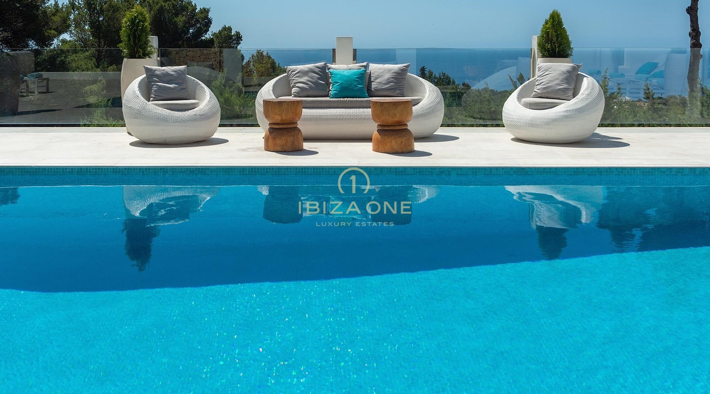 Recent gerenoveerde luxe villa met adembenemend panoramisch uitzicht op zee, volledige privacy, zwembad en jacuzzi te koop in Es Cubells, Ibiza