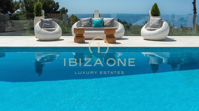 Neu renovierte Luxusvilla mit atemberaubendem Panoramablick aufs Meer, absoluter Privatsphäre, Pool und Whirlpool zu verkaufen in Es Cubells, Ibiza