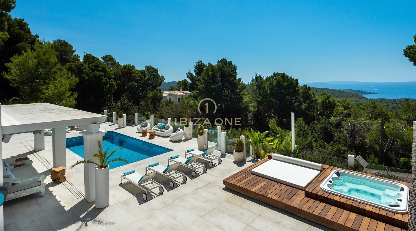Villa de lujo recién reformada con impresionantes vistas panorámicas al mar, total privacidad, piscina y jacuzzi en venta en Es Cubells, Ibiza.