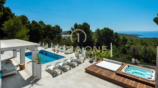 Neu renovierte Luxusvilla mit atemberaubendem Panoramablick aufs Meer, absoluter Privatsphäre, Pool und Whirlpool zu verkaufen in Es Cubells, Ibiza