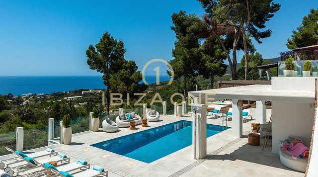 Neu renovierte Luxusvilla mit atemberaubendem Panoramablick aufs Meer, absoluter Privatsphäre, Pool und Whirlpool zu verkaufen in Es Cubells, Ibiza