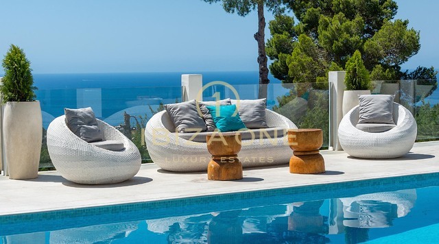 Neu renovierte Luxusvilla mit atemberaubendem Panoramablick aufs Meer, absoluter Privatsphäre, Pool und Whirlpool zu verkaufen in Es Cubells, Ibiza