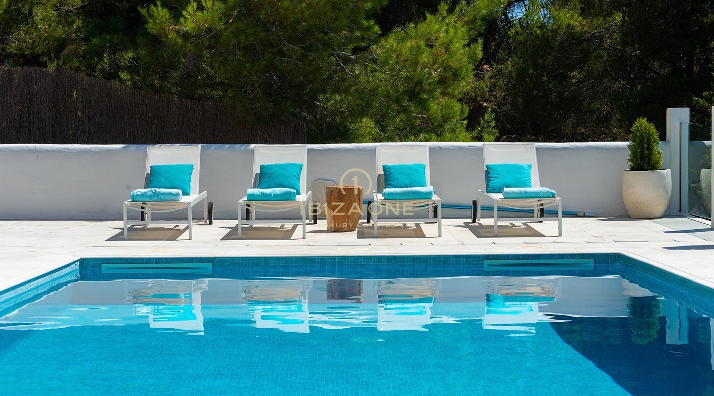 Neu renovierte Luxusvilla mit atemberaubendem Panoramablick aufs Meer, absoluter Privatsphäre, Pool und Whirlpool zu verkaufen in Es Cubells, Ibiza