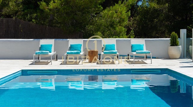 Villa de lujo recién reformada con impresionantes vistas panorámicas al mar, total privacidad, piscina y jacuzzi en venta en Es Cubells, Ibiza.