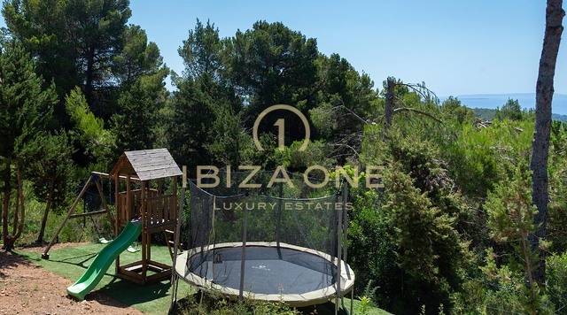Neu renovierte Luxusvilla mit atemberaubendem Panoramablick aufs Meer, absoluter Privatsphäre, Pool und Whirlpool zu verkaufen in Es Cubells, Ibiza