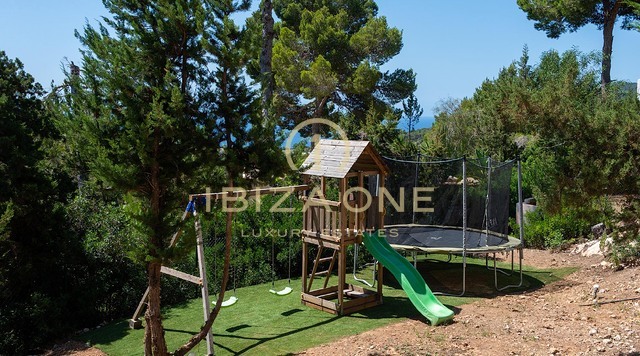 Villa de luxe récemment rénovée avec vue panoramique imprenable sur la mer, intimité totale, piscine et jacuzzi à vendre à Es Cubells, Ibiza