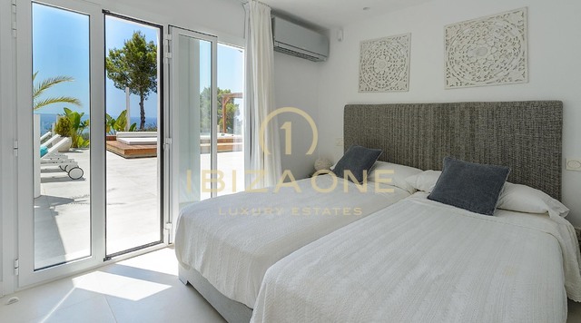Villa de luxe récemment rénovée avec vue panoramique imprenable sur la mer, intimité totale, piscine et jacuzzi à vendre à Es Cubells, Ibiza