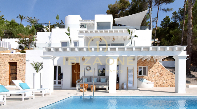 Neu renovierte Luxusvilla mit atemberaubendem Panoramablick aufs Meer, absoluter Privatsphäre, Pool und Whirlpool zu verkaufen in Es Cubells, Ibiza