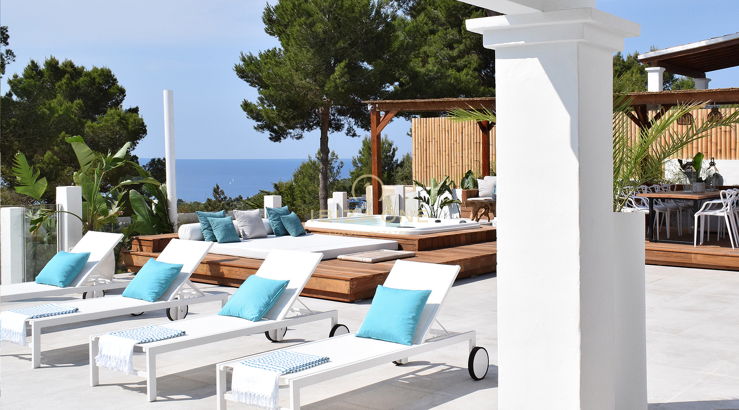 Neu renovierte Luxusvilla mit atemberaubendem Panoramablick aufs Meer, absoluter Privatsphäre, Pool und Whirlpool zu verkaufen in Es Cubells, Ibiza