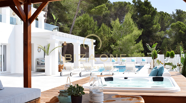 Neu renovierte Luxusvilla mit atemberaubendem Panoramablick aufs Meer, absoluter Privatsphäre, Pool und Whirlpool zu verkaufen in Es Cubells, Ibiza