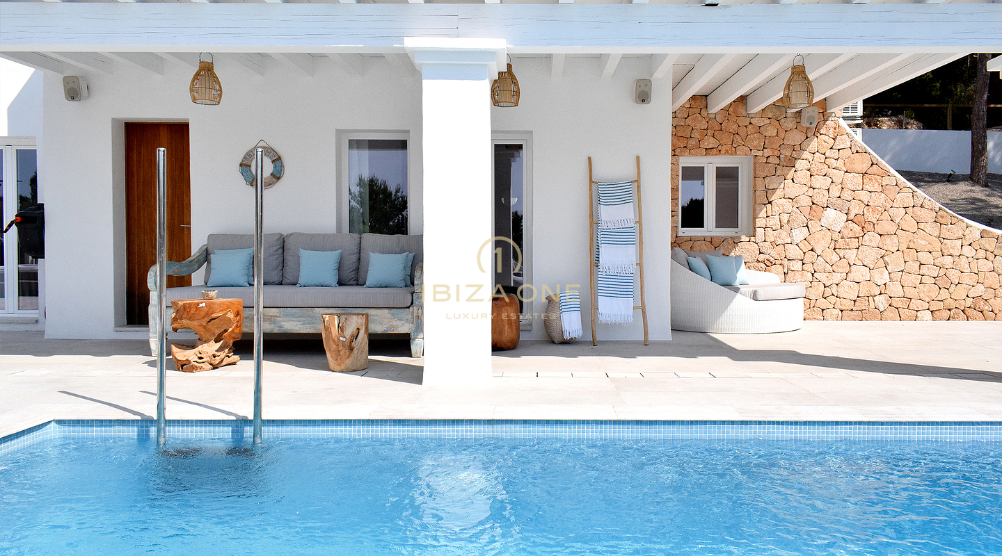 Neu renovierte Luxusvilla mit atemberaubendem Panoramablick aufs Meer, absoluter Privatsphäre, Pool und Whirlpool zu verkaufen in Es Cubells, Ibiza