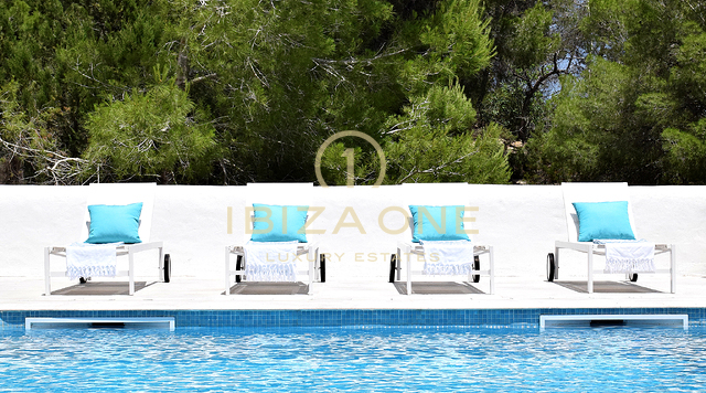 Neu renovierte Luxusvilla mit atemberaubendem Panoramablick aufs Meer, absoluter Privatsphäre, Pool und Whirlpool zu verkaufen in Es Cubells, Ibiza