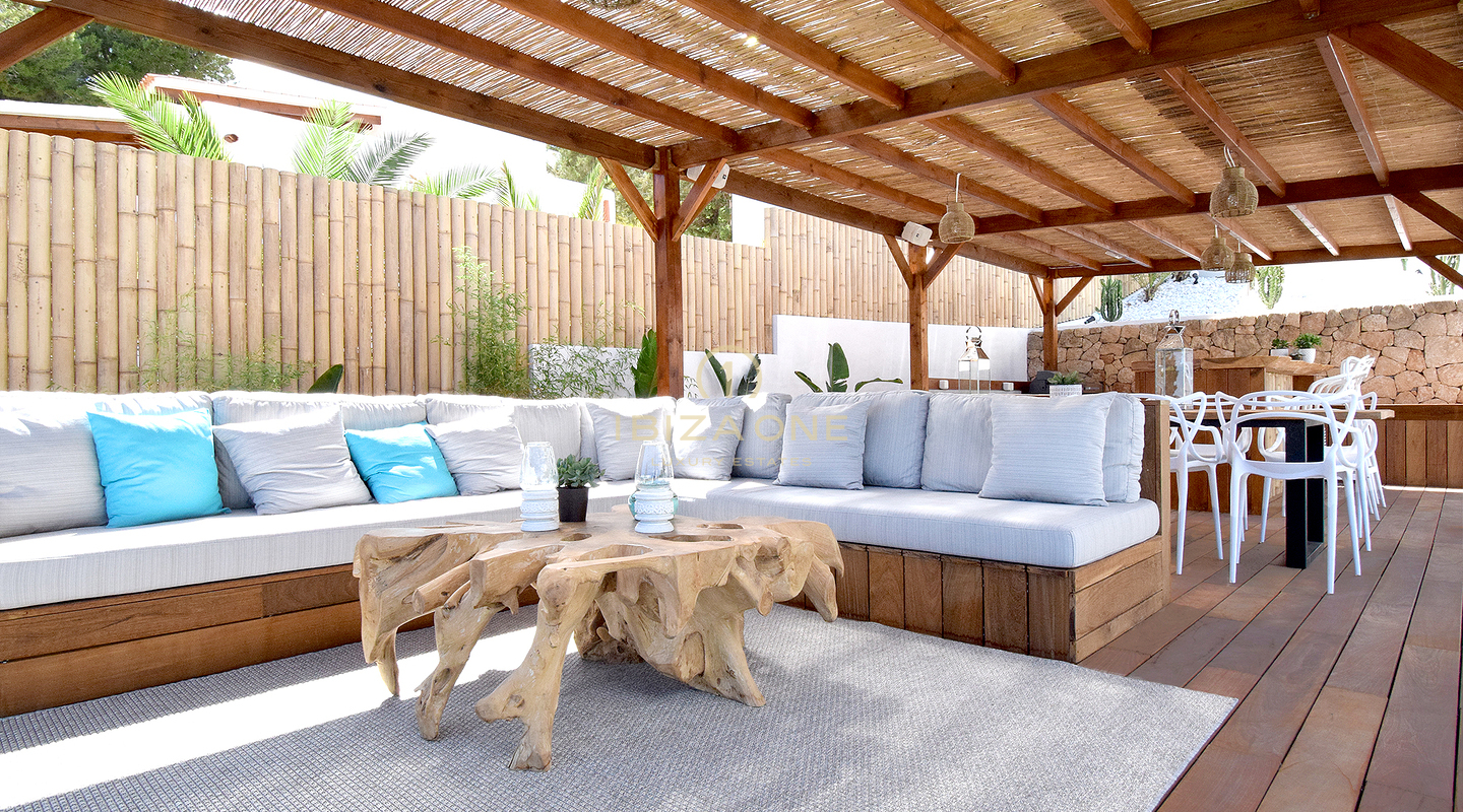 Neu renovierte Luxusvilla mit atemberaubendem Panoramablick aufs Meer, absoluter Privatsphäre, Pool und Whirlpool zu verkaufen in Es Cubells, Ibiza