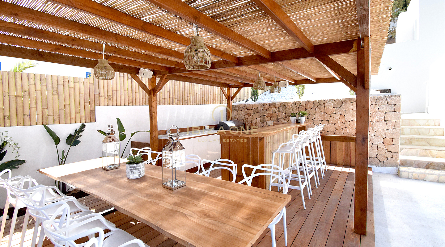 Villa de lujo recién reformada con impresionantes vistas panorámicas al mar, total privacidad, piscina y jacuzzi en venta en Es Cubells, Ibiza.