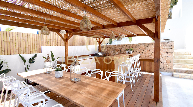 Neu renovierte Luxusvilla mit atemberaubendem Panoramablick aufs Meer, absoluter Privatsphäre, Pool und Whirlpool zu verkaufen in Es Cubells, Ibiza