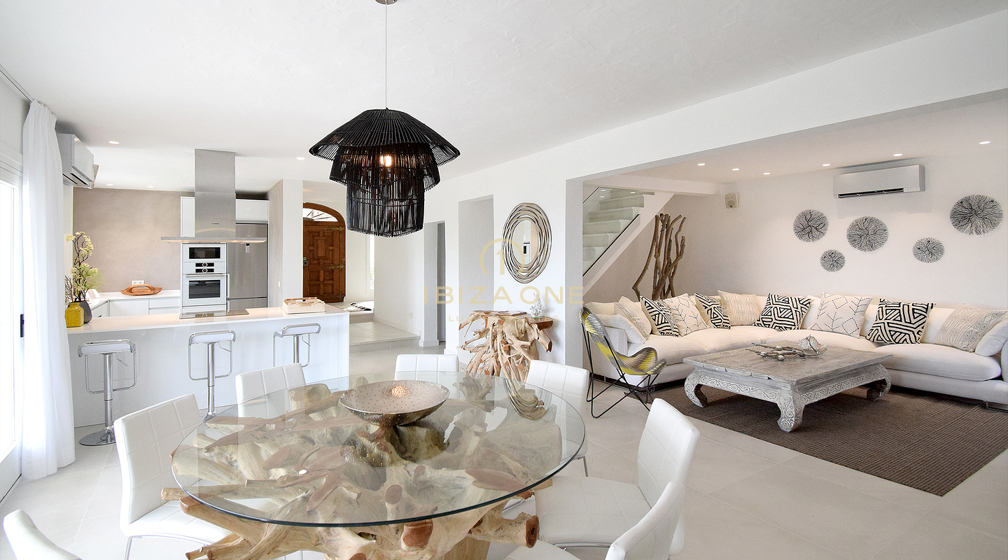 Villa de lujo recién reformada con impresionantes vistas panorámicas al mar, total privacidad, piscina y jacuzzi en venta en Es Cubells, Ibiza.