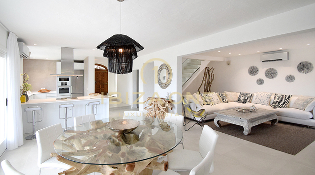 Recent gerenoveerde luxe villa met adembenemend panoramisch uitzicht op zee, volledige privacy, zwembad en jacuzzi te koop in Es Cubells, Ibiza