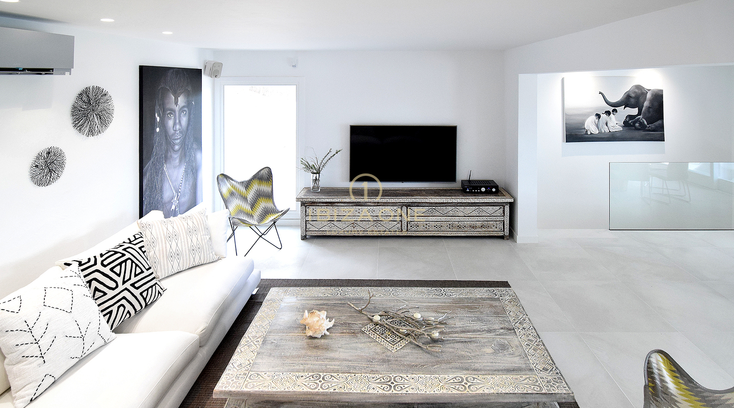 Neu renovierte Luxusvilla mit atemberaubendem Panoramablick aufs Meer, absoluter Privatsphäre, Pool und Whirlpool zu verkaufen in Es Cubells, Ibiza