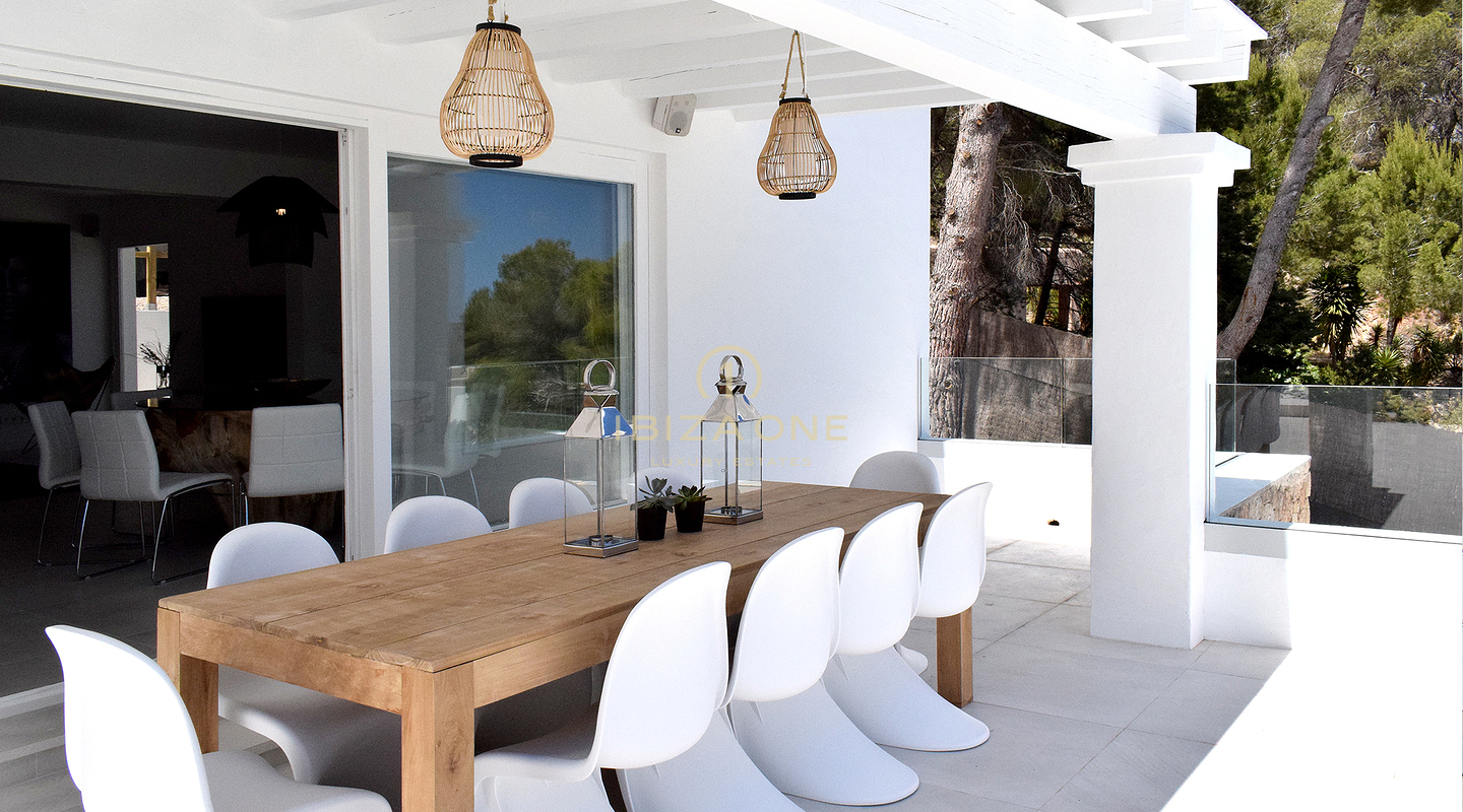 Neu renovierte Luxusvilla mit atemberaubendem Panoramablick aufs Meer, absoluter Privatsphäre, Pool und Whirlpool zu verkaufen in Es Cubells, Ibiza
