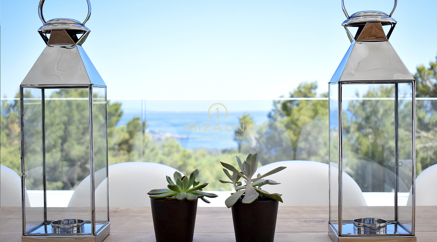 Neu renovierte Luxusvilla mit atemberaubendem Panoramablick aufs Meer, absoluter Privatsphäre, Pool und Whirlpool zu verkaufen in Es Cubells, Ibiza