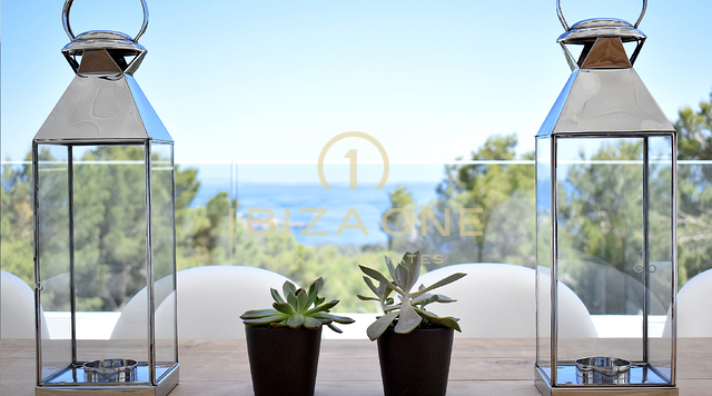 Villa de lujo recién reformada con impresionantes vistas panorámicas al mar, total privacidad, piscina y jacuzzi en venta en Es Cubells, Ibiza.