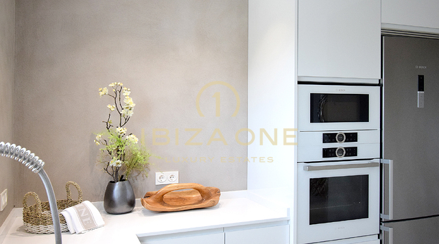Neu renovierte Luxusvilla mit atemberaubendem Panoramablick aufs Meer, absoluter Privatsphäre, Pool und Whirlpool zu verkaufen in Es Cubells, Ibiza